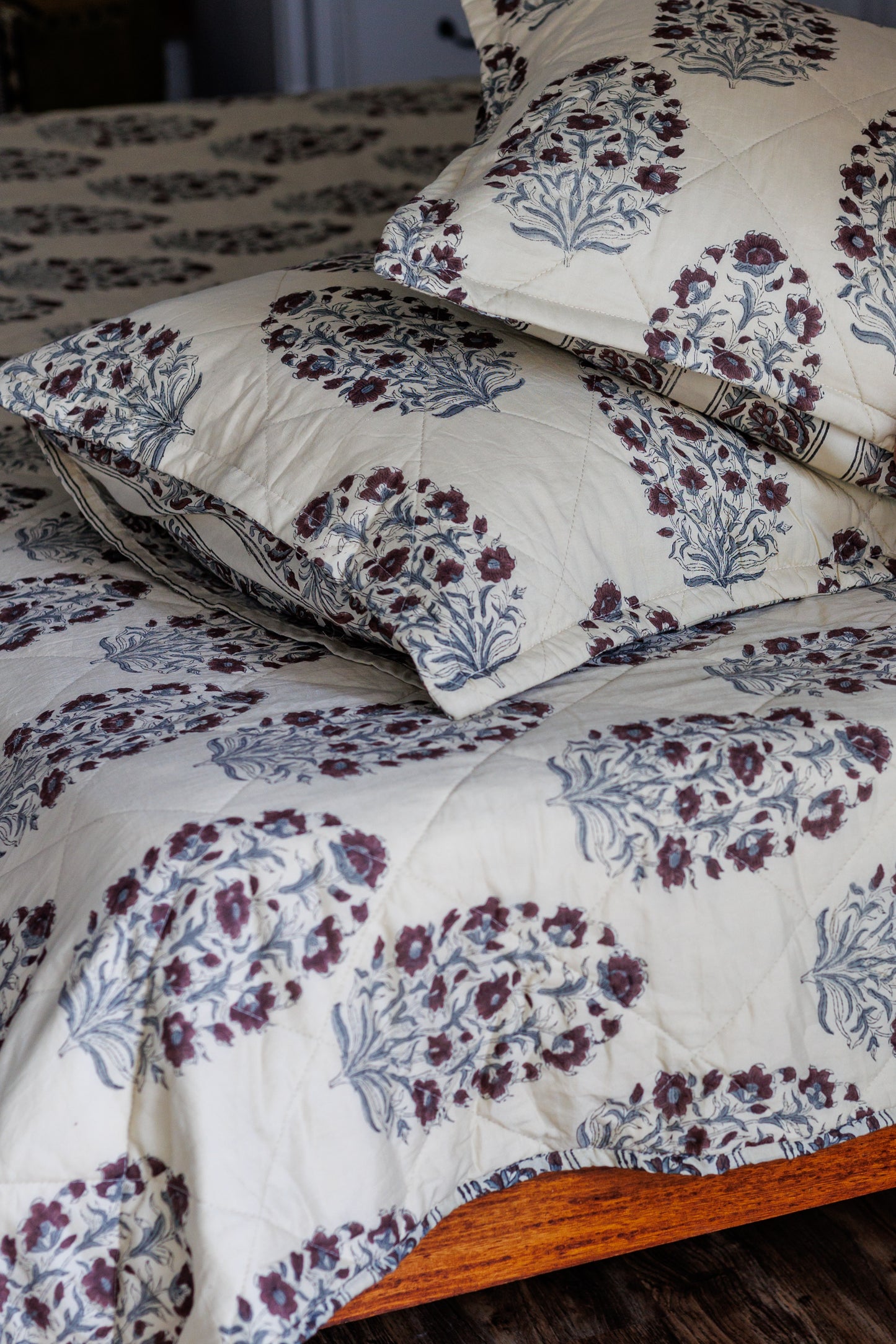 Quilted Bedcover in Cotton with pillows