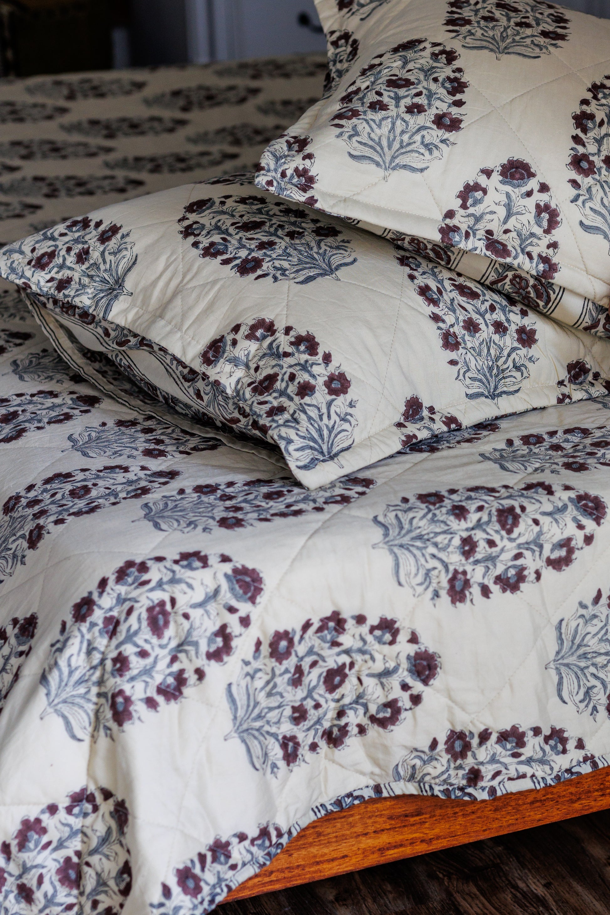 Quilted Bedcover in Cotton with pillows