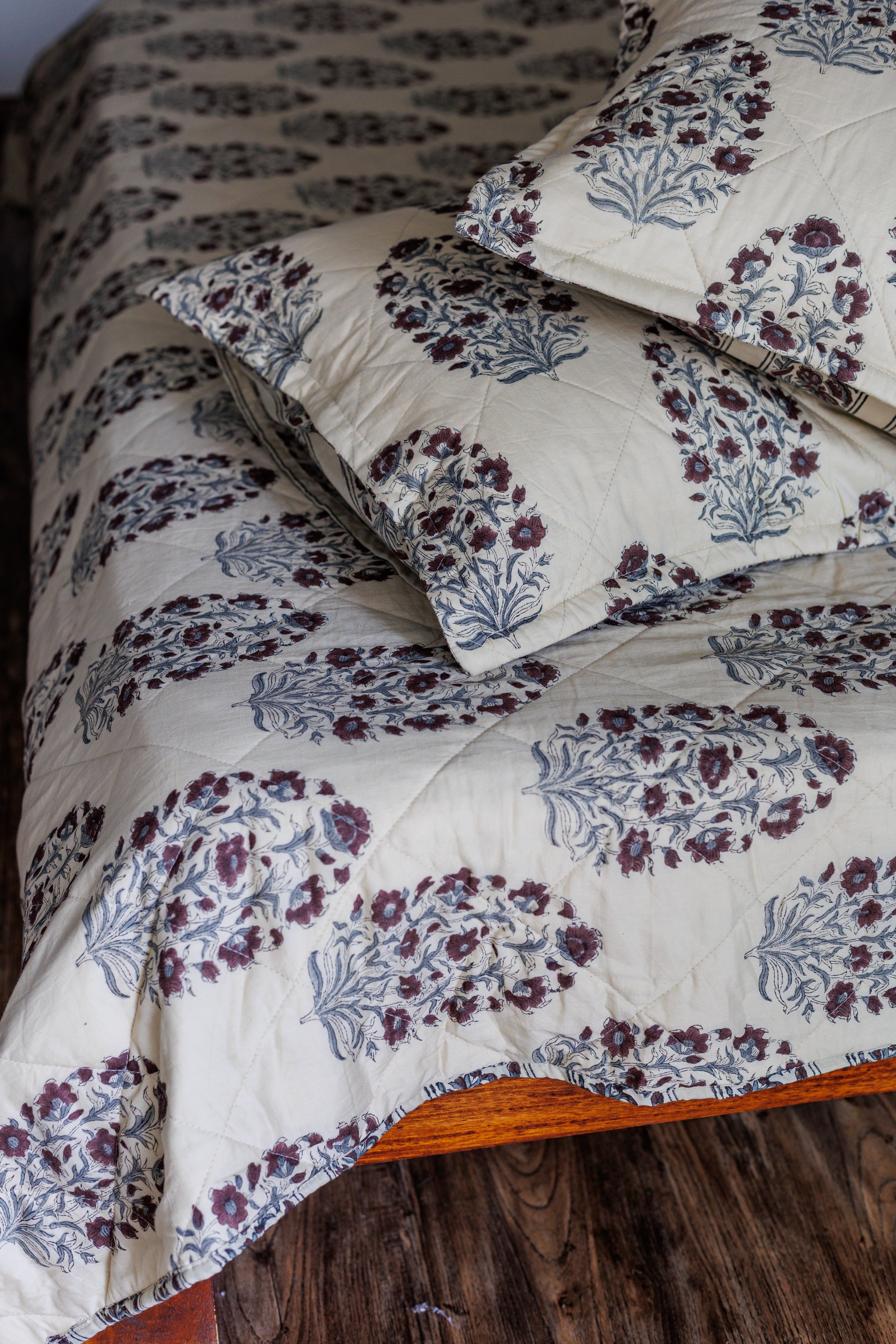 Quilted Bedcover in Cotton with pillows