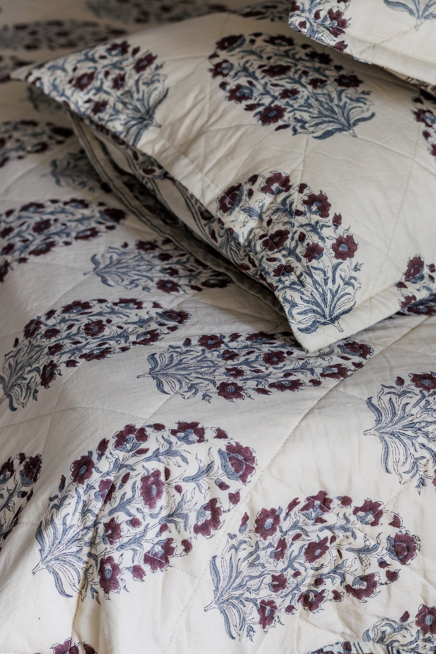 Quilted Bedcover in Cotton with pillows