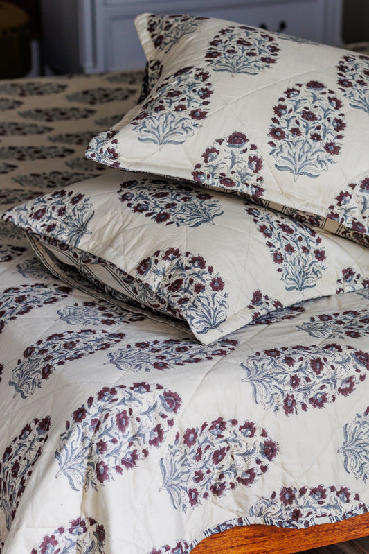 Reversible Quilted Bedspread with pillows