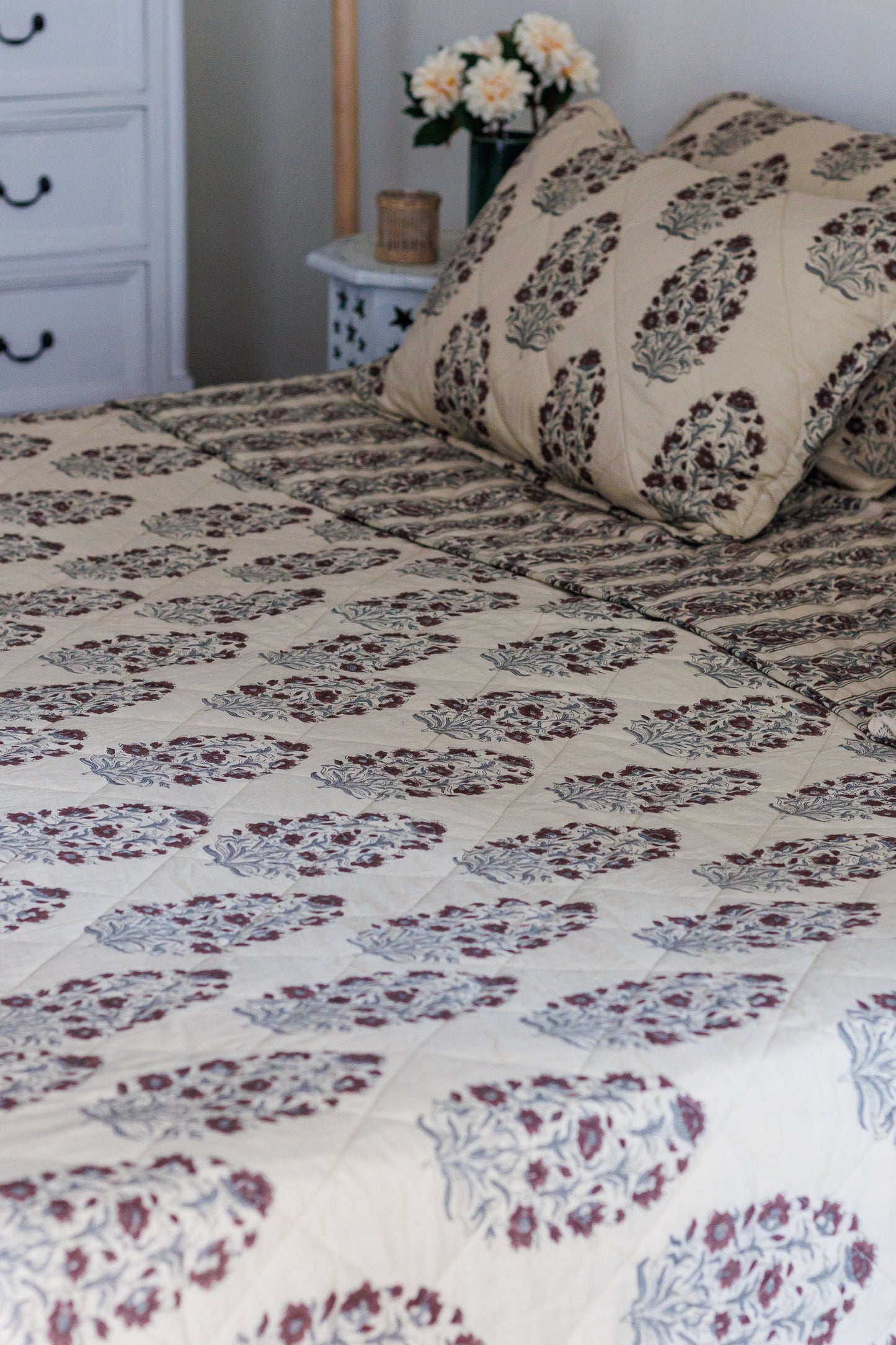 Quilted Bedcover in Cotton with pillows