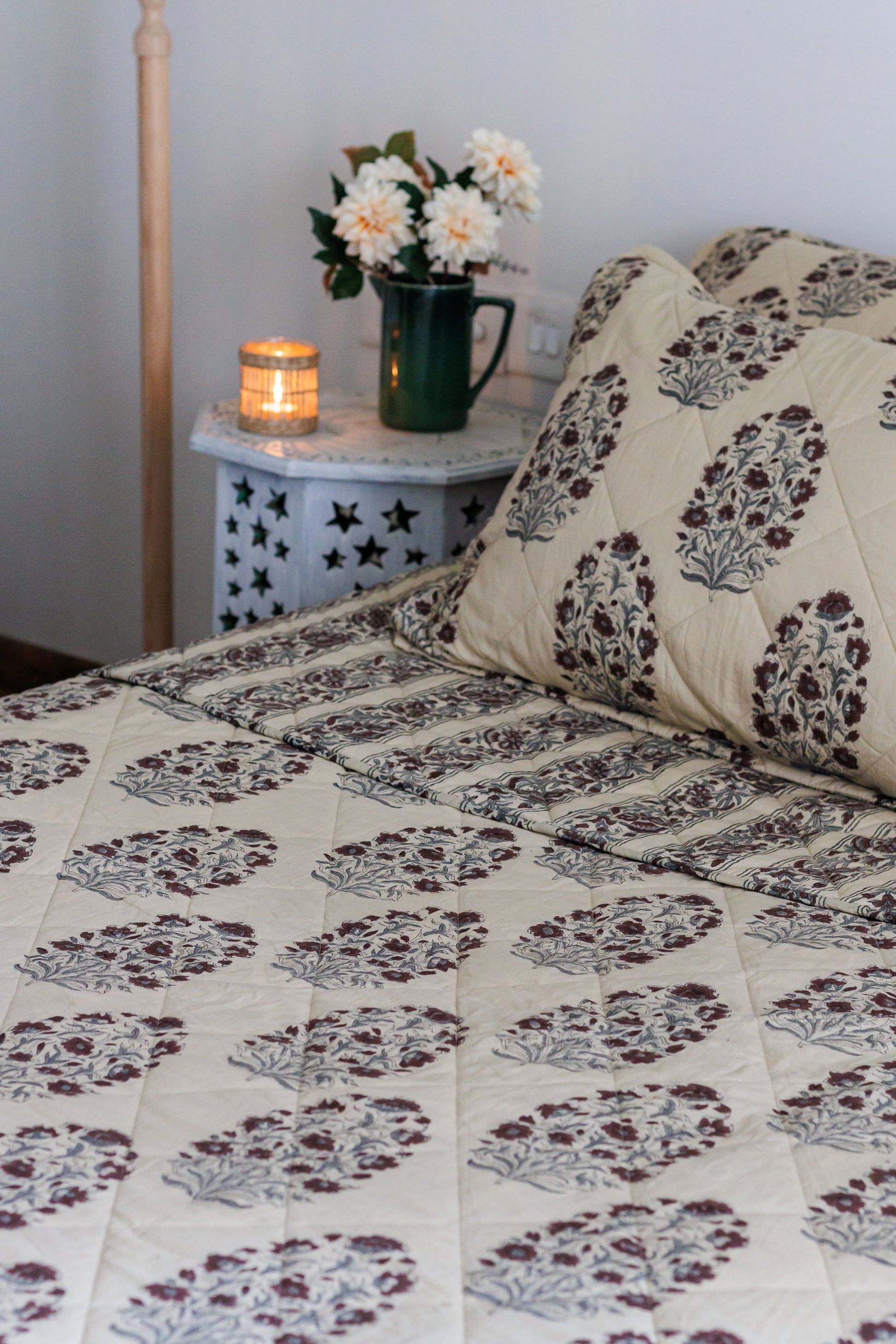 Quilted Bedcover in Cotton with pillows