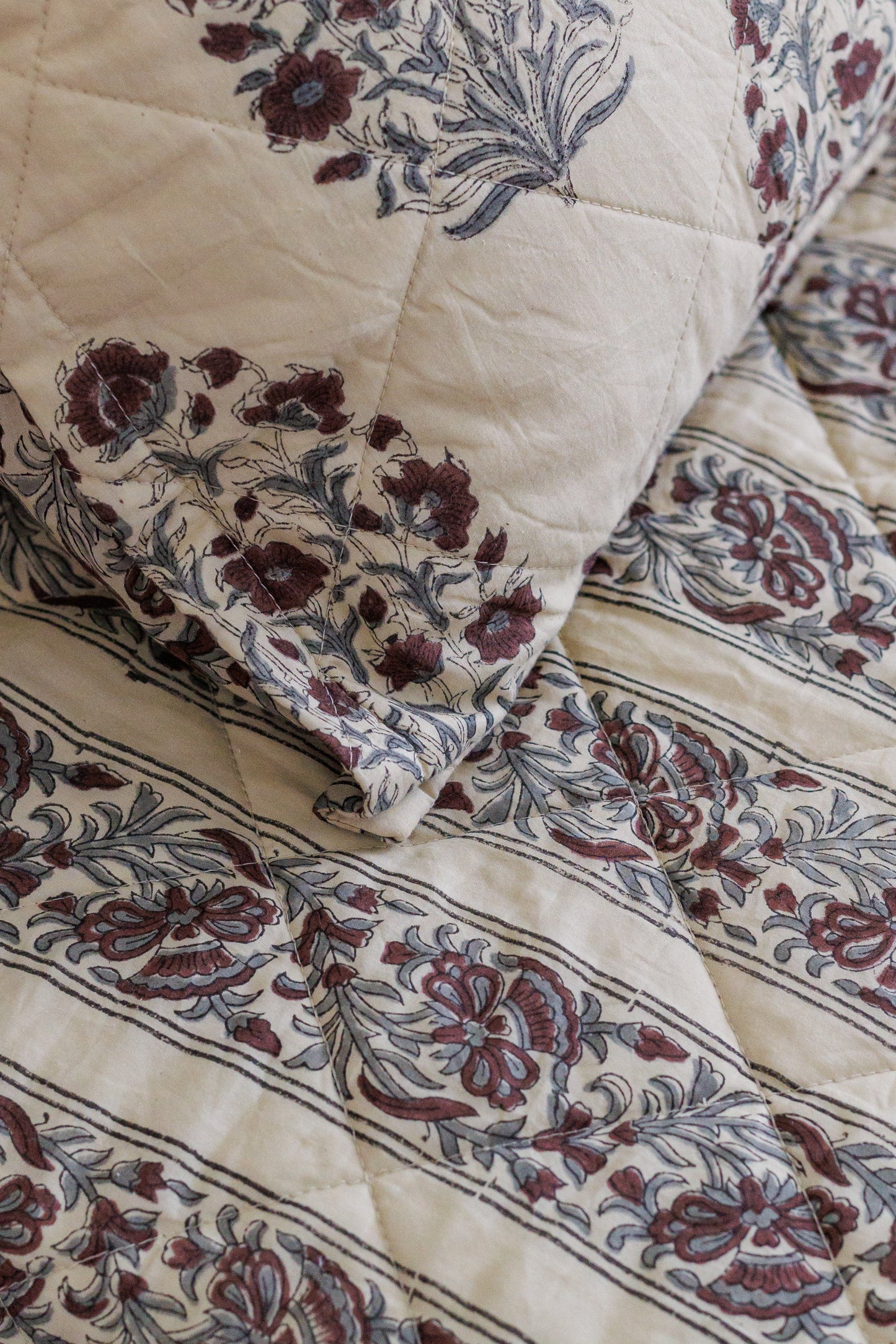 Quilted Bedcover in Cotton with pillows
