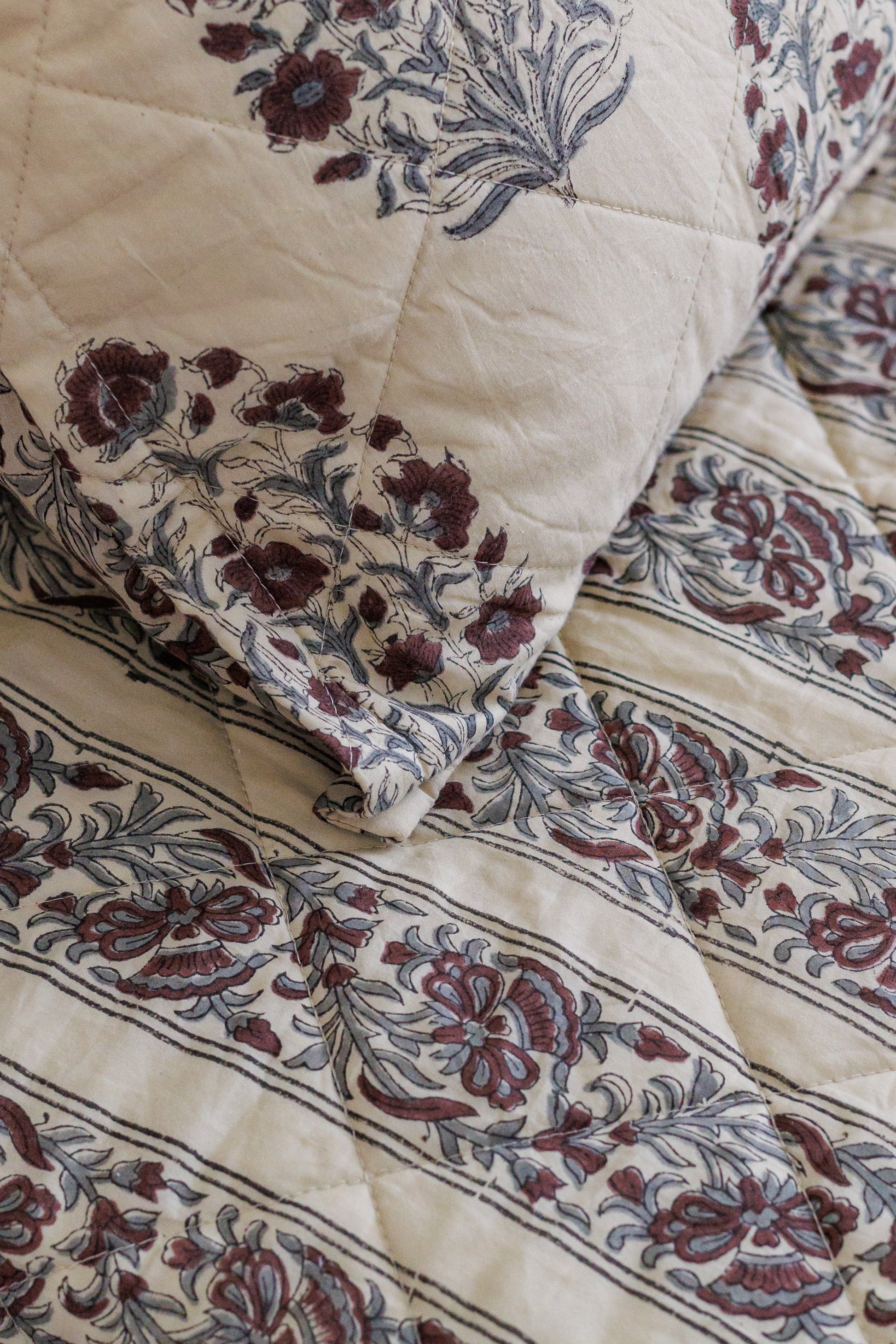 Quilted Bedcover in Cotton with pillows