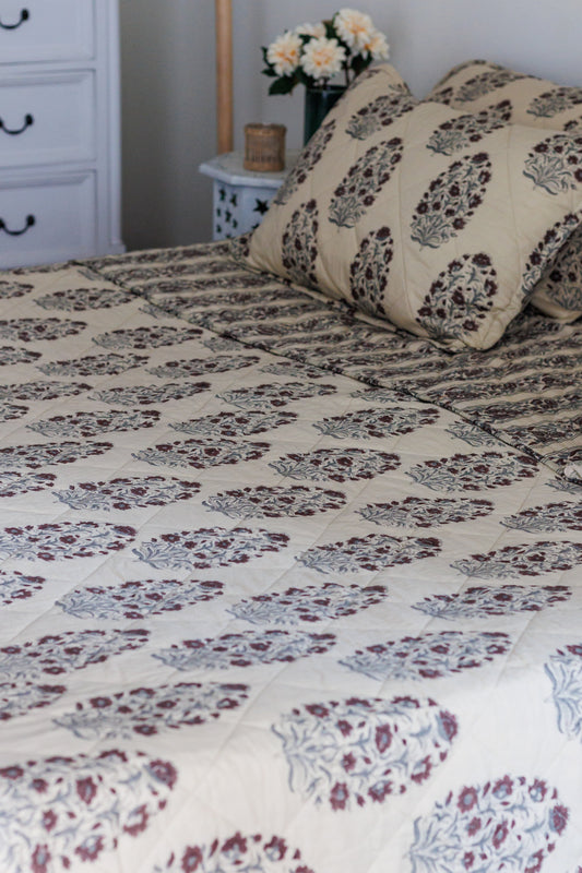 Quilted Bedcover in Cotton with pillows