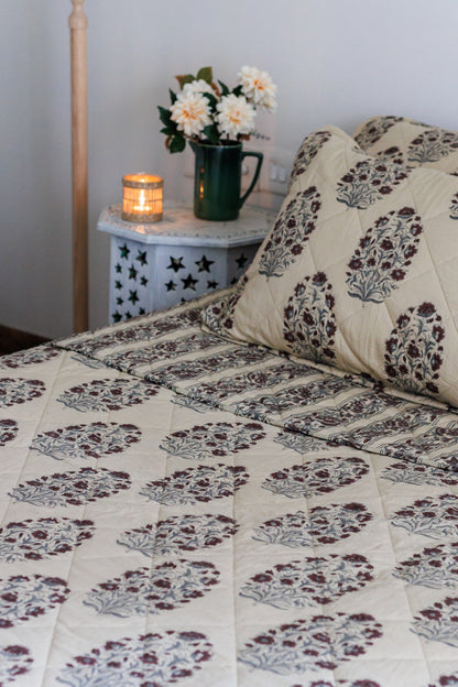 Quilted Bedcover in Cotton with pillows 